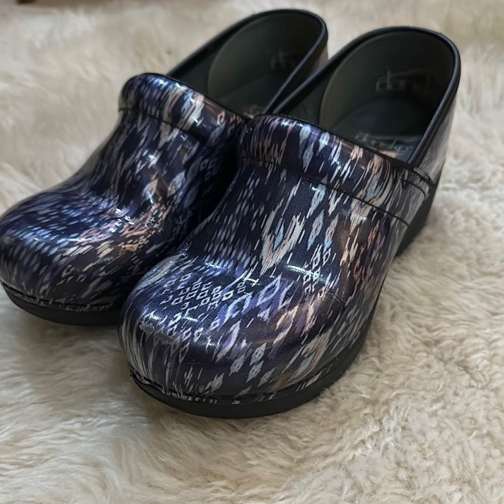 Stylish Women's Clogs in Blue Pattern